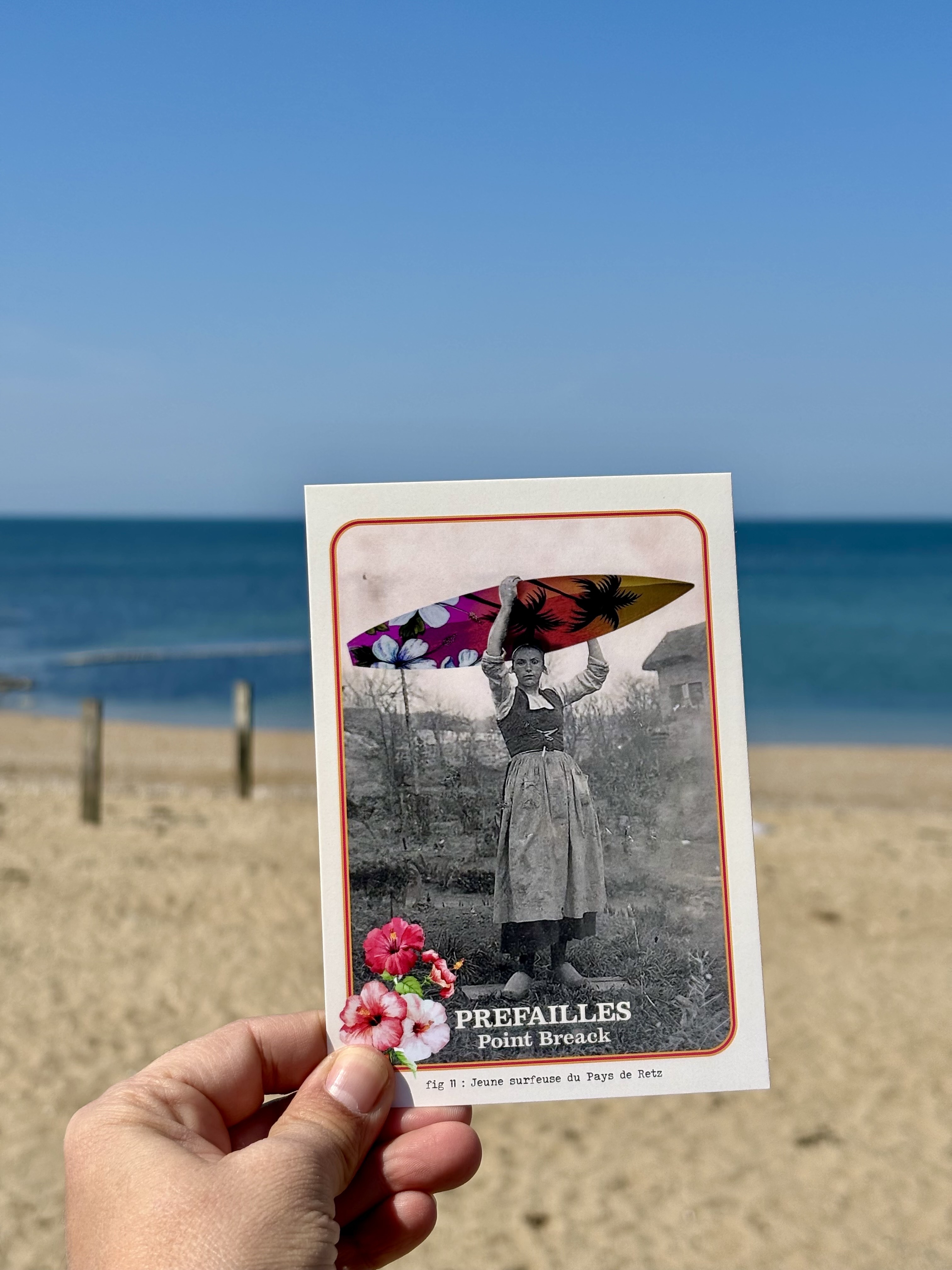 Carte postale jeune surfeuse Préfailles - © Claudia Cassano