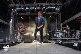 Concert pop-rock sur podium avec LEONIE