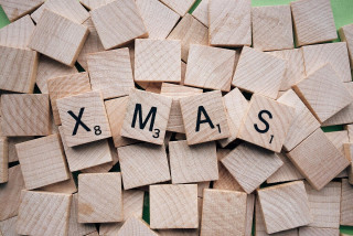 Atelier fabrication de Noël : déco bois avec mots façon scrabble