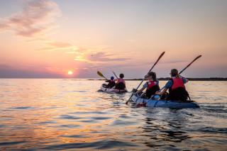 Coucher de soleil sur l'eau en kayak