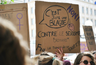 Panneau contre le sexisme