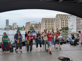 Les mercredis aux Lakas avec le groupe de musiciens allemands