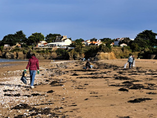 Ramassage des déchet sur la plage la Bernerie en Retz
