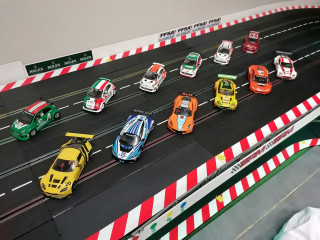 Slot- course de voiture au 1/32ème sur circuit routier