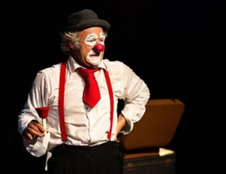 Spectacle Peter Berry and the suitcase