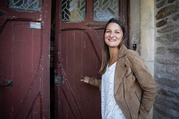 Andréa empruntant la porte d'entrée du chateau