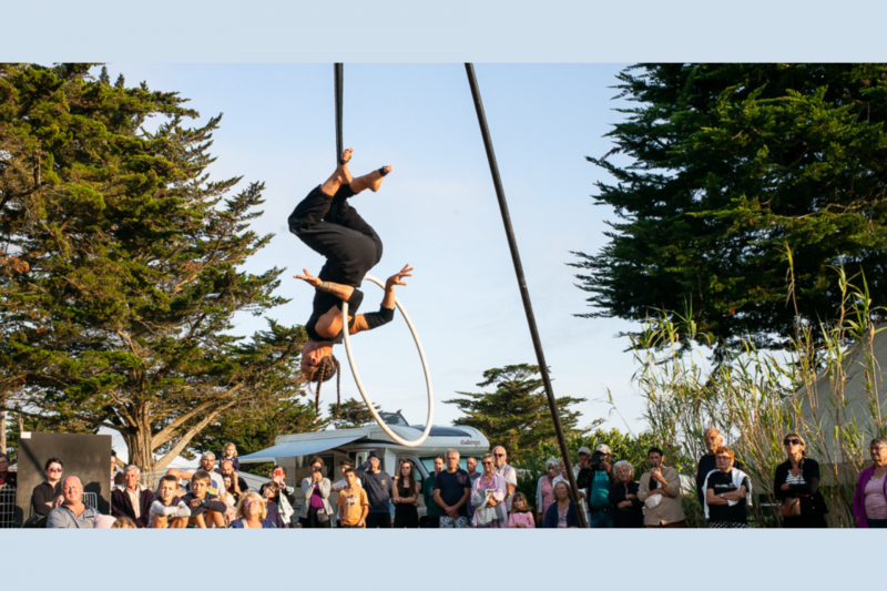 Beach entertainment: La Biro puts on a circus show featuring juggler Birochère City of Pornic Destination Pornic