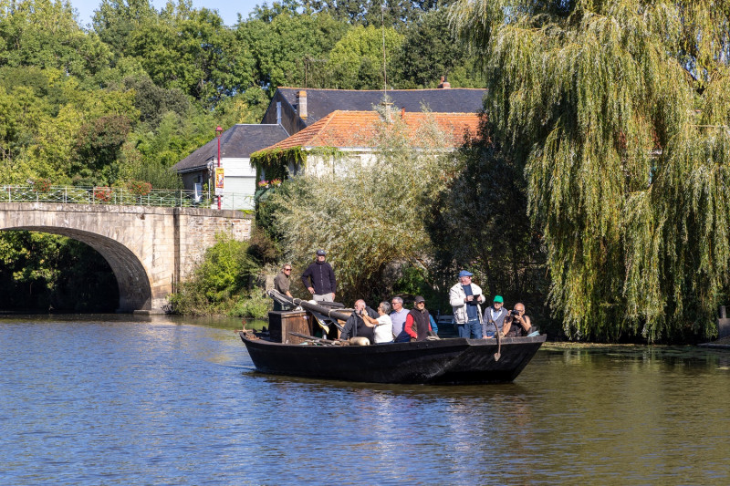 Balade en toue sur l'Acheneau bateau rivière tourisme fluvial patrimoine nature Loire-Atlantique