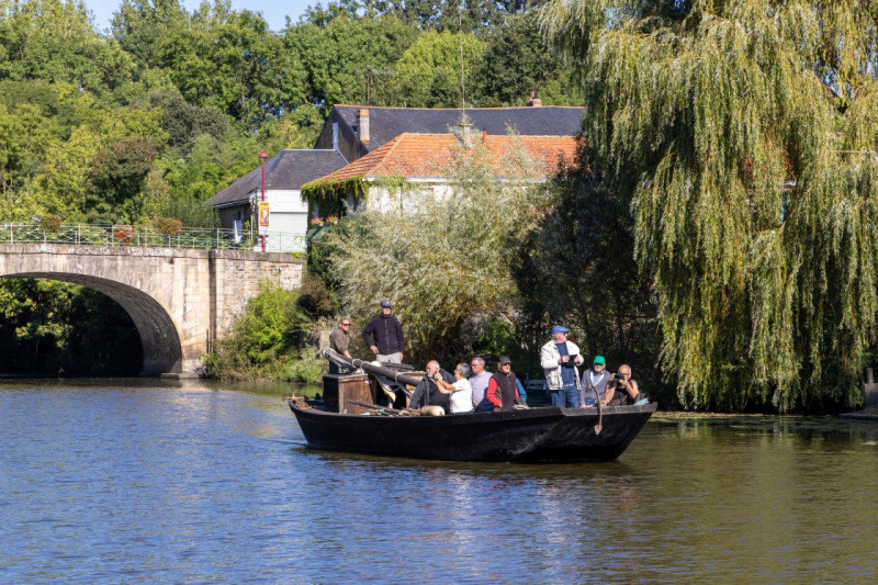 Balade en toue sur l'Acheneau bateau rivière tourisme fluvial patrimoine nature Loire-Atlantique