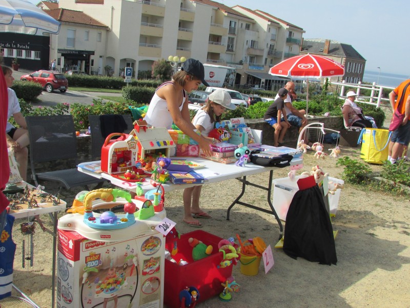 Braderie des enfants, été, animation enfant, braderie, jouets, vente, prefailles,