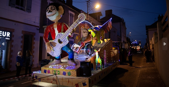 Carnaval d'été nocturne Pornic défilé char incinération roi 