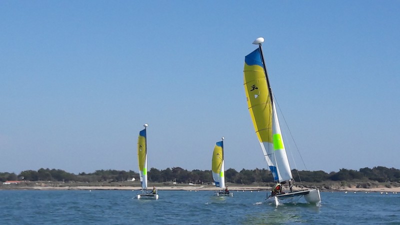 catamarans Hobie T1, destination pornic, prefailles, centre nautique, école de voile, sortie catamaran,