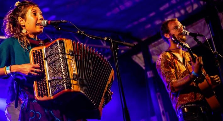 CONCERT: SUR LA CORDE RAIDE PORNIC GAGANTS FESTIVAL CHANSON DE CAFE