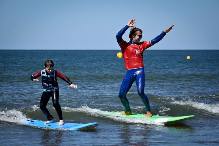COURS DE SURF EN FAMILLE