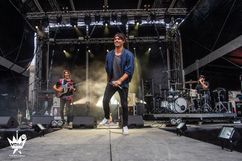 Concert pop-rock sur podium avec LEONIE