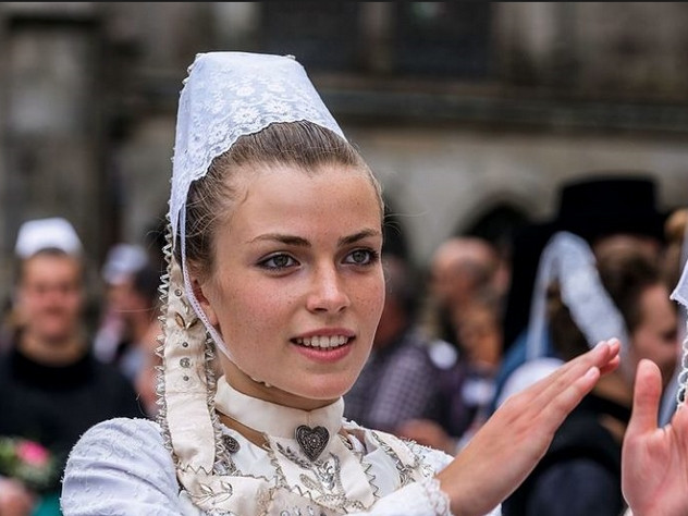 EXPOSITION: LA BRETAGNE D'HIER ET D'AUJOURD'HUI PORNIC 3 EXPOSITIONS CROISÉES