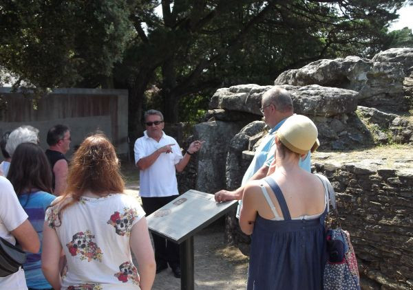 L'association AMER devant le tumulus des Mousseaux