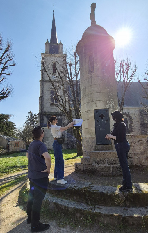 La lanterne des morts et l'église Saint-Pierre des Moutiers-en-Retz