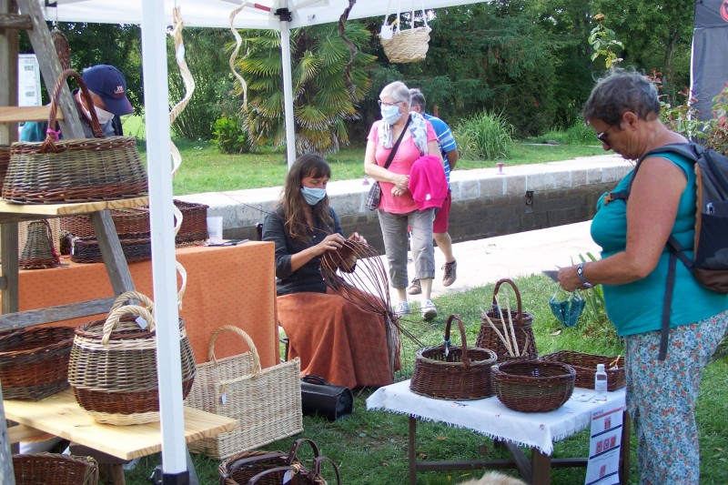 atelier, marché à thèmes, loisirs, créations, vannerie,forgeron, coutellerie, bijoux, chapeaux, savonnerie