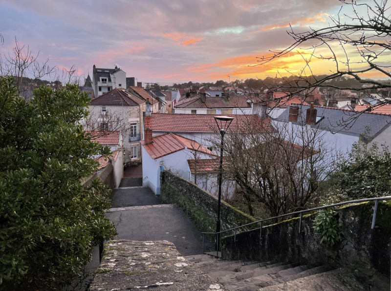 Les escaliers menant au calvaire de la douve