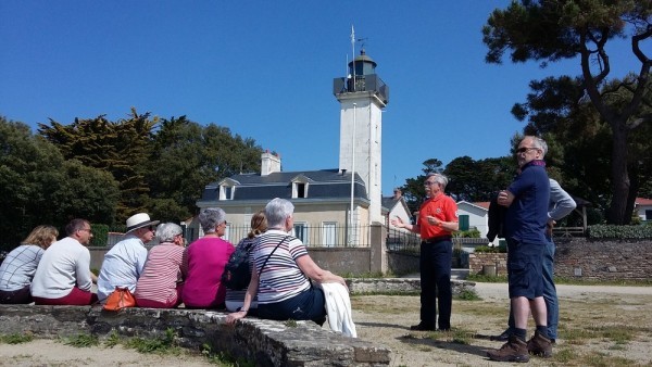 Le phare de la Noëveillard avec un membre de la SNSM