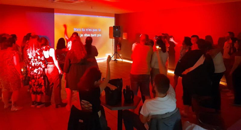 Sandrine and Co Concert and karaoké live au Oak Bar