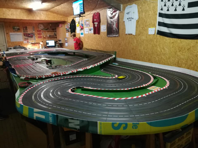 Slot- course de voiture au 1/32ème sur circuit routier