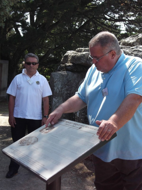 Tumulus des Mousseaux avec membres de l'association Amer